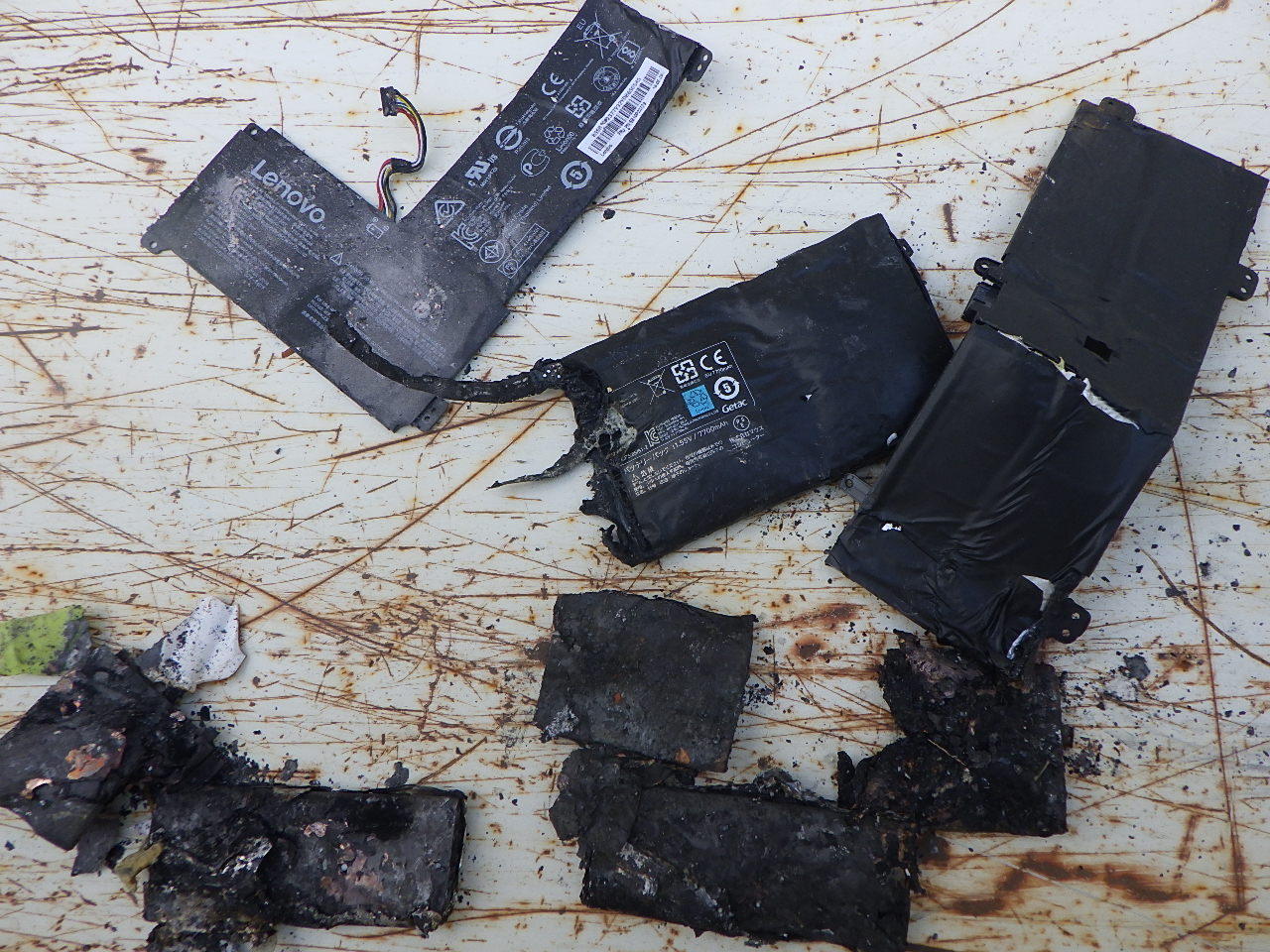 リチウムイオン電池だと思われる一部が焼け溶けた残骸