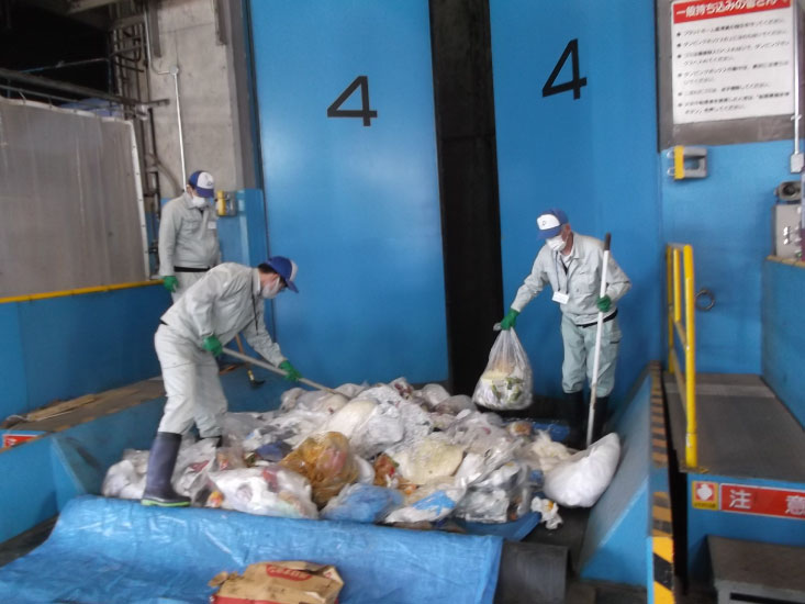 検査をしている3名の職員の写真。