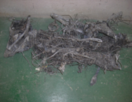 燃えずに残った灰まみれの鉄くず