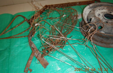 錆びた針金ハンガーやタイヤのホイール