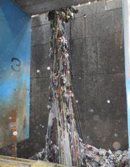 ごみクレーンに大量に垂れ下がるとても長いごみ