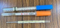 ケースに入った2本の水銀体温計とむき出しの水銀体温計1本